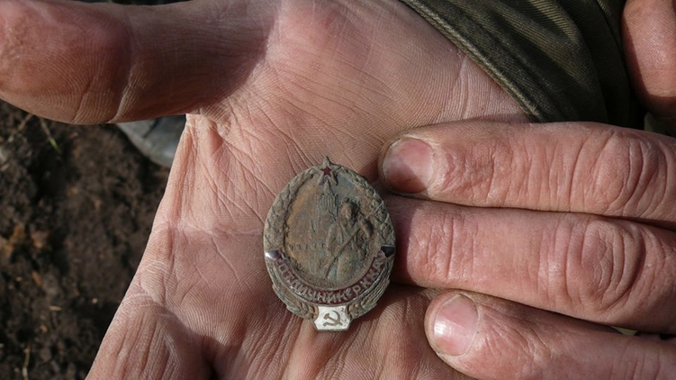 До сих пор поисковики находят в полях останки солдат, ордена, котелки и каски времен ВОВ, Фото со страницы Бачо Киро в фэйсбук