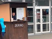 На Позняках торгуют кофе, а в переходе на Льва Толстого - шаурмой: в Киеве торговые точки у метро не закрылись, несмотря на карантин. Фоторепортаж "Страны"