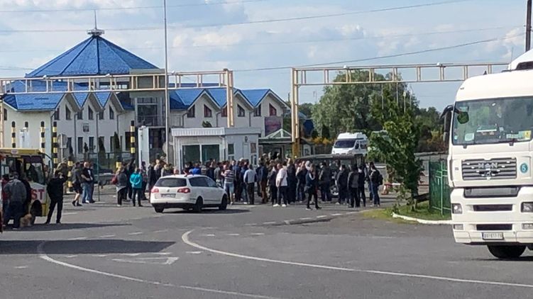 На западной границе - конфликт между пограничниками и водителями 