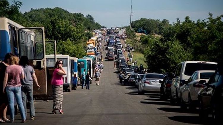 Такими ранее были очереди на блокпостах 