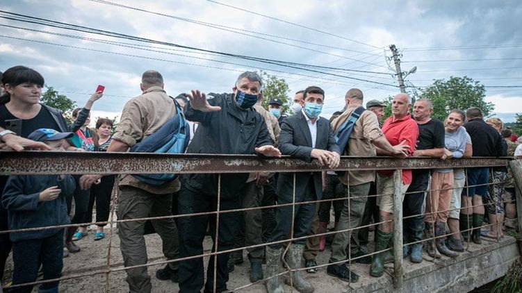 На Прикарпатье Владимир Зеленский ознакомился с устранением последствий паводка. Фото: facebook.com/arsen.avakov.1