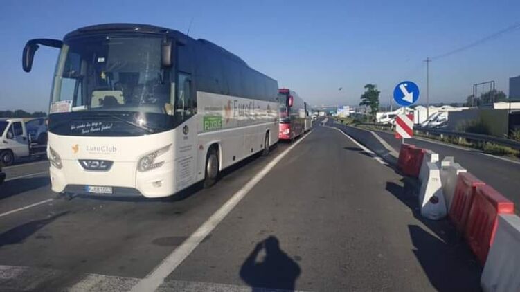 На украинско-венгерской границе продолжают стоять огромные очереди - транспорт пропускают очень медленно