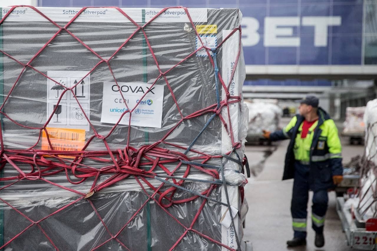 Тайна второй дозы. Как поможет Украине новая партия "АстраЗенеки" и почему ее будут колоть только пожилым