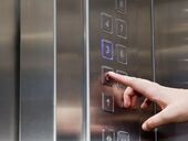 "Тепер ходжу пішки". Історії киян, які застрягли у ліфті на 1-4 години через раптові відключення світла