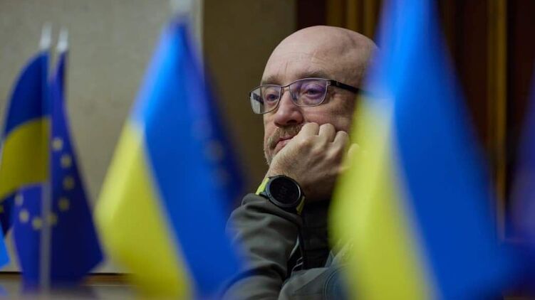 Міністр оборони Олексій Резніков після звинувачень у корупції та недозвільненні опинився в дивному становищі, фото: Телеграм-канал Міноборони