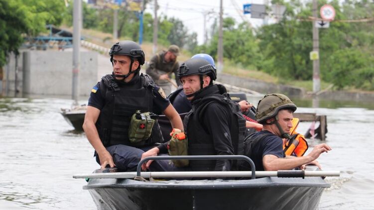 Спасатели эвакуирую людей в Херсоне. Фото ГСЧС