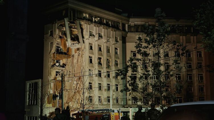 От ракетного удара пострадала многоэтажка в Днепре. Фото: ОВА