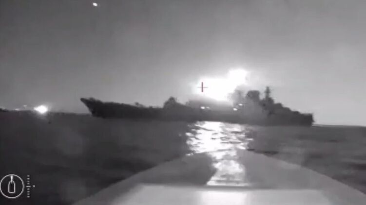 Удар украинского дрона по российскому кораблю