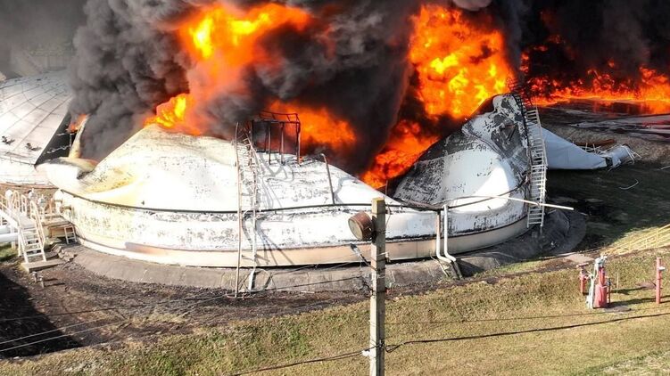 Пожар на нефтебазе в Дубно после прилета дрона