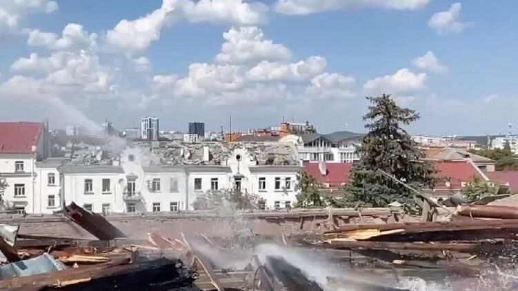 19 августа россияне ударили баллистической ракетой по драмтеатру в центре Чернигова. Фото: ОВА