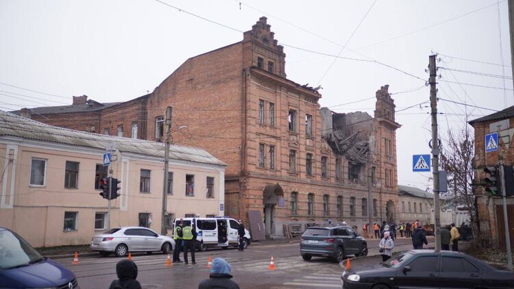 Здание колледжа в Харькове после прилета 