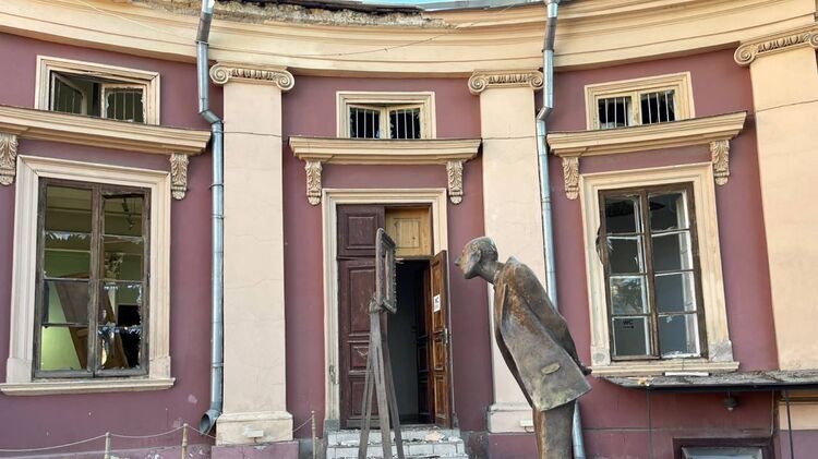 Выбитые окна Художественного музея Одессы после прилета