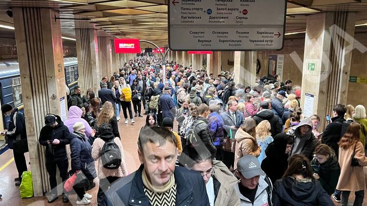Длительная тревога загнала киевлян в метро. Фото 