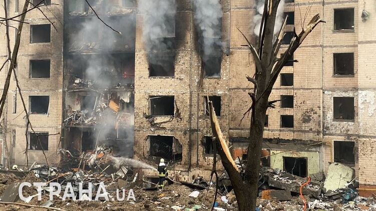 Дом в Соломенском районе Киева после удара 2 января