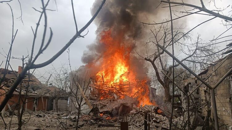 Пожар после удара по Дергачам в Харьковской области утром 26 апреля