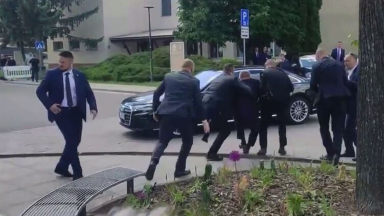 Раненого словацкого премьера Фицо несут в машину после покушения