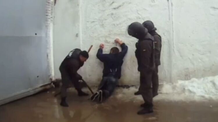 В Божковской исправительной колонии заключенных бьют по ступням. Скриншот видео