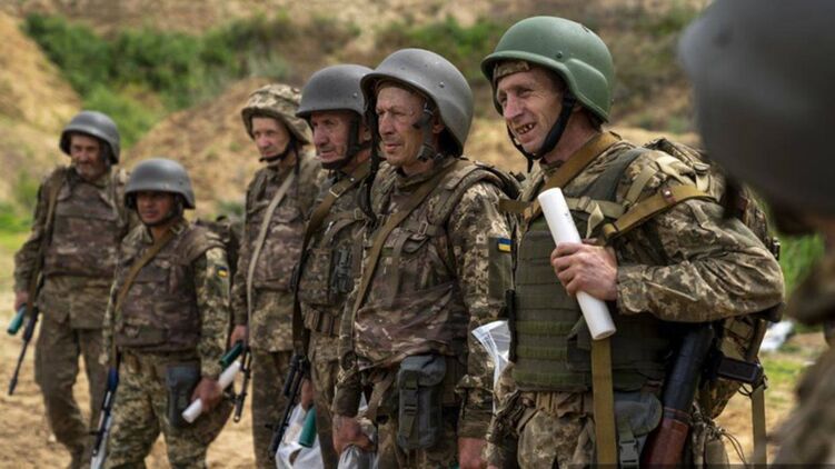 Украинские солдаты, которых сфотографировали турецкие журналисты. Много людей старше 45 лет