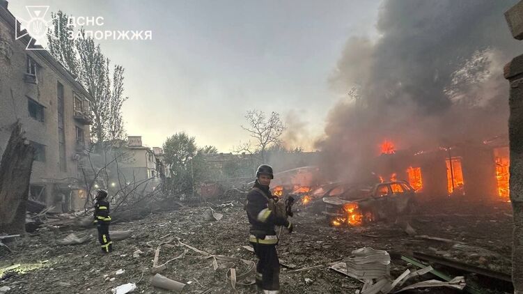 Утром россияне массированно атаковали Запорожье. Фото: ГСЧС