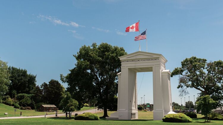 Напис на прикордонній арці між США та Канадою - 