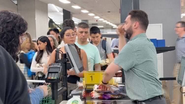Іспанці сметали з магазинів воду, молоко, консерви та туалетний папір. Фото: Independent