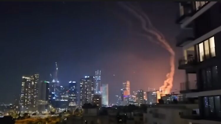 Иран в ответ на атаку Израиля запустил баллистические ракеты. Фото: скрин с видео