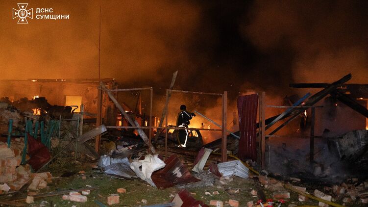 Наслідки обстрілу РФ у Сумській області. Фото: ДСНС