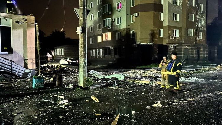 Наслідки повітряної атаки на Бровари на Київщині. Фото: ДСНС