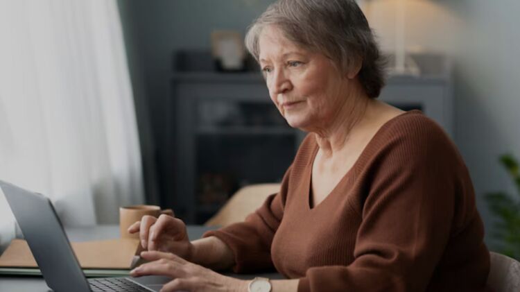 Пенсионеры могут пройти идентификацию в онлайн-режиме. Иллюстративное фото: Freepik