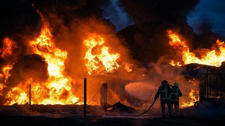 Кадры прилетов по нефтегазовым объектам под Миргородом