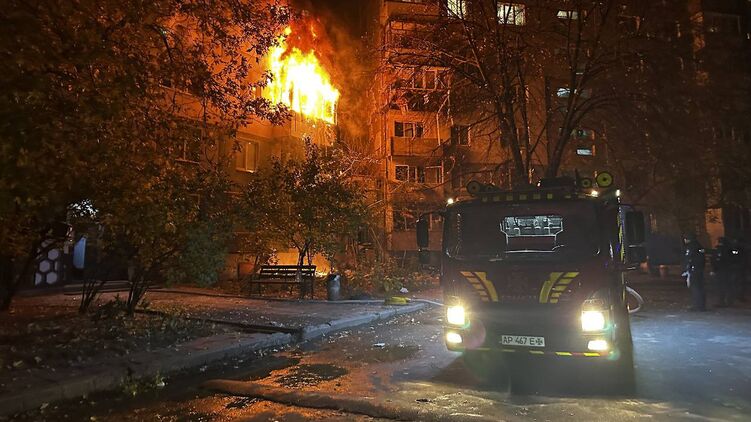 Последствия ночной атаки на Запорожье. Фото: ГСЧС