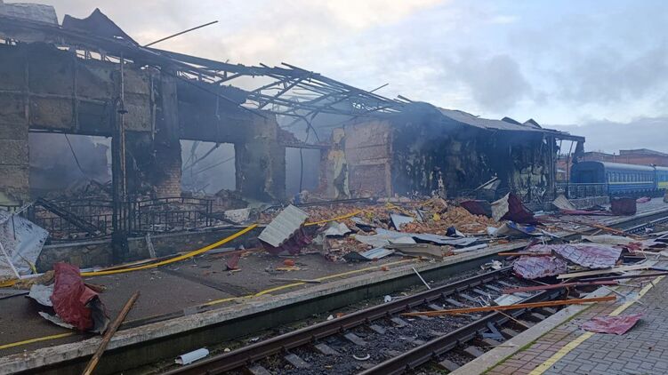 Разрушенное ударом РФ депо в Сумах