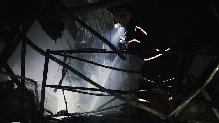 Наслідки нічної атаки дронів на Чугуїв. Фото: ДСНС