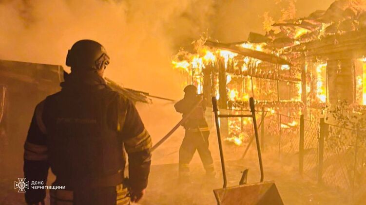 Ликвидация последствий ночного удара дрона в Черниговской области. Фото: ГСЧС