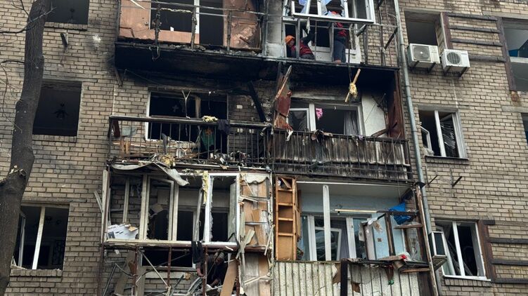 Пошкоджений будинок після ударів по Запоріжжю