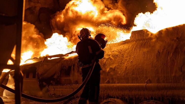 Наслідки нічної атаки. Фото: ДСНС