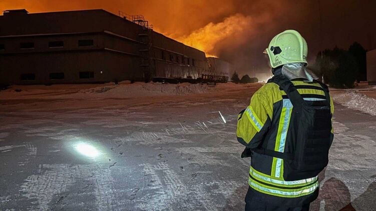 РФ ударила по складу Рошен в Яготине. Фото: ГСЧС