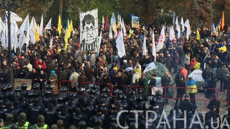 Протест под Радой получился довольно массовым и в любой момент может выйти из-под контроля