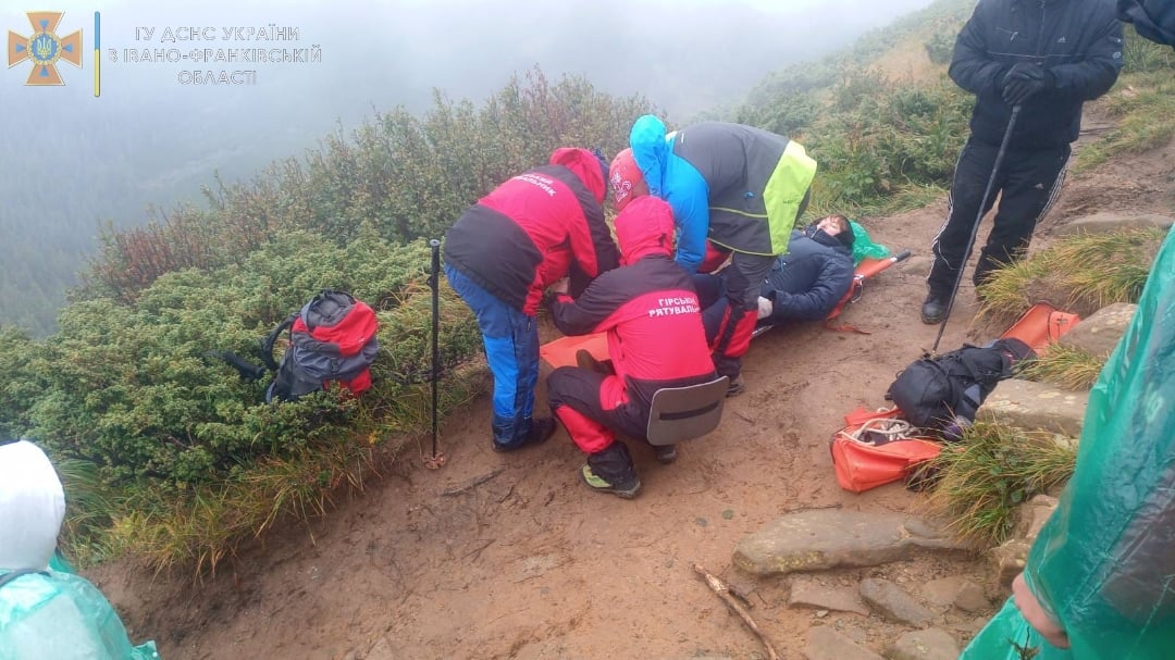 Спасатели оказывают доврачебную помощь пострадавшей