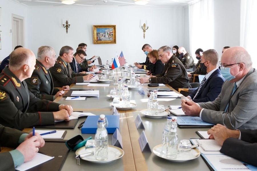 Участники встречи за столом переговоров