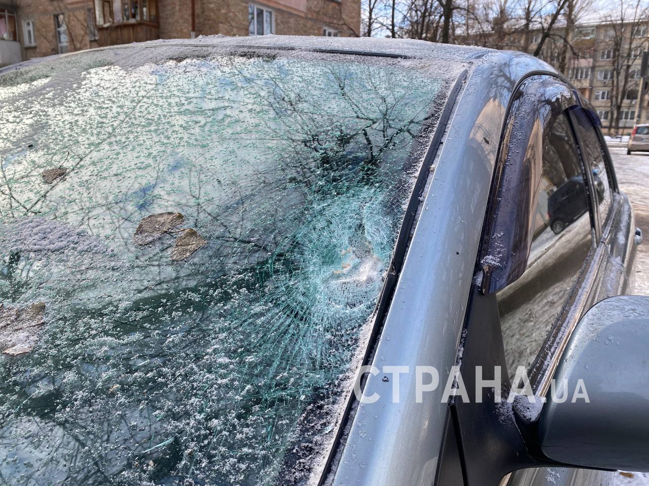 Киевляне чинят свой дом после попадания в него обломков сбитого иранского дрона