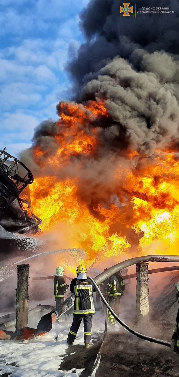 После ракетного удара по нефтебазе в Луцке начался пожар
