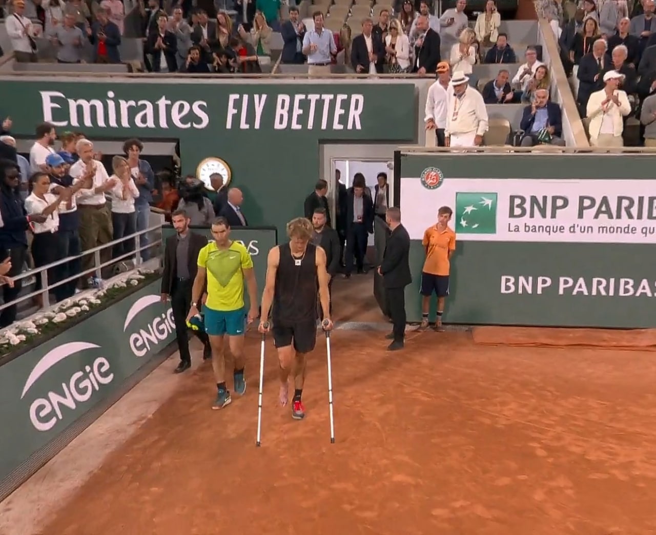 После матча Зверев вышел поблагодарить публику на костылях