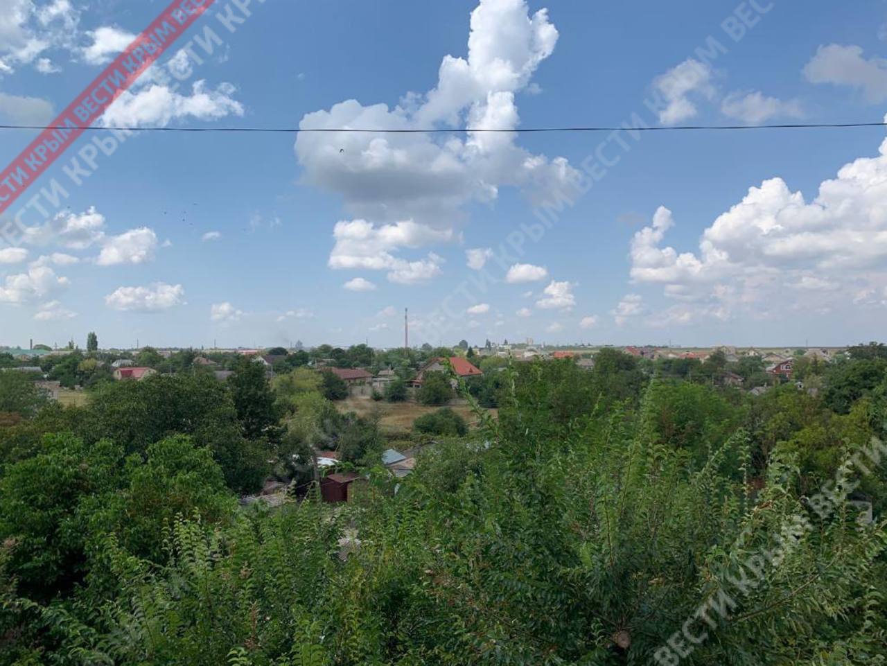 небо над посёлком Гвардейский под Симферополем выглядит так - дыма или каких-то последствий взрыва не видно