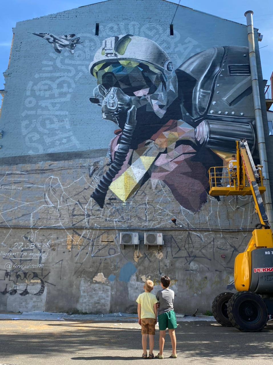 На Подоле открыли мурал "Призрак Киева"