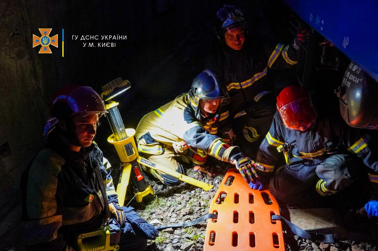 Спасатели достают тело погибшего под поездом