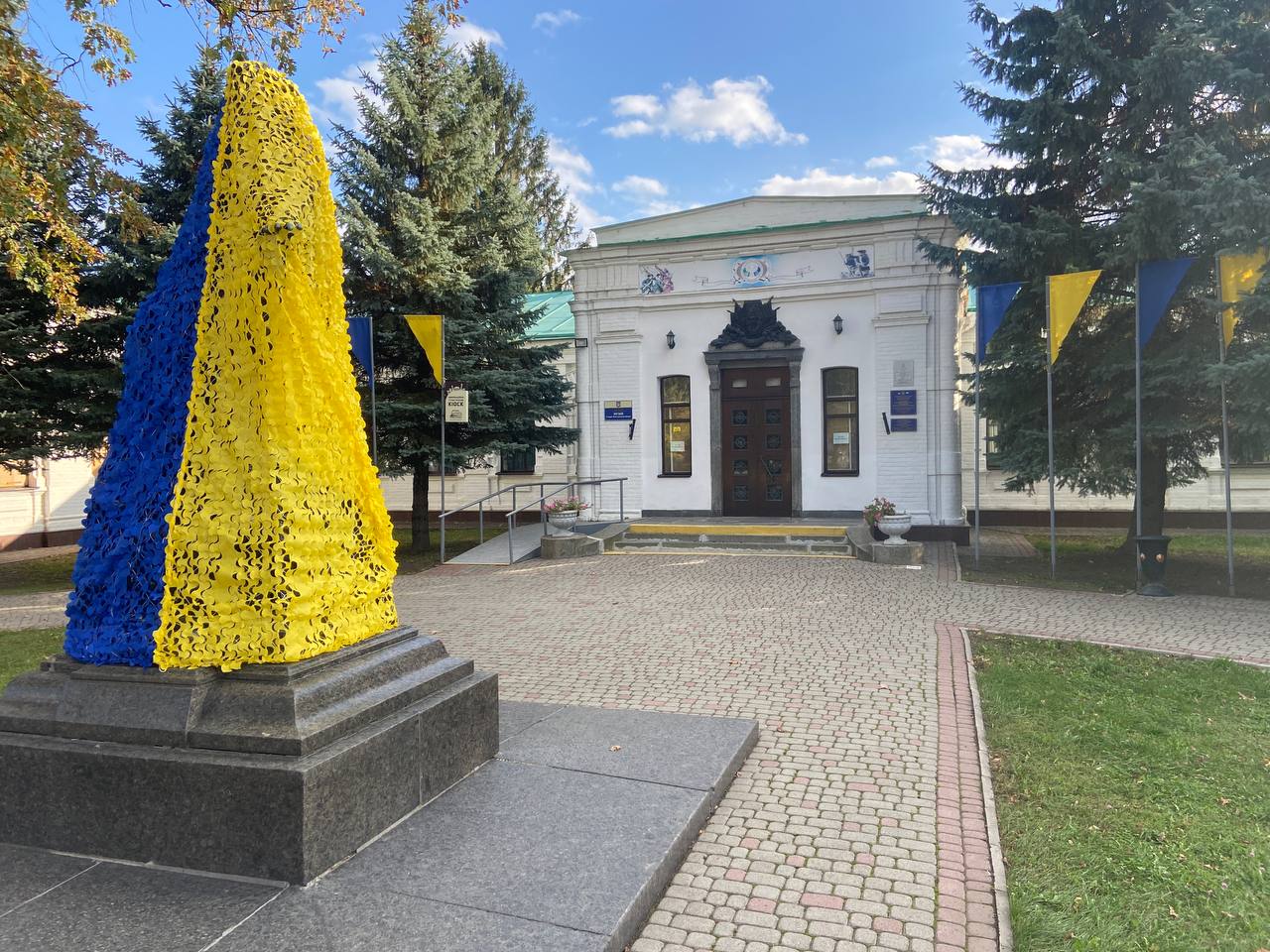 В Полтаве накрыли памятники