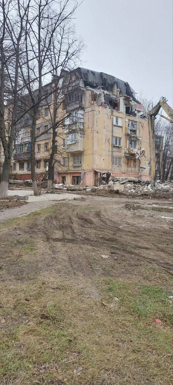У Маріуполі зносять зруйновані будинки