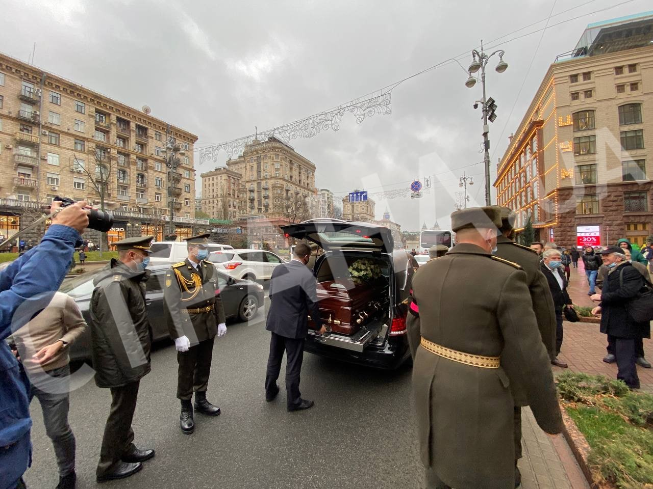 В КГГА закончилось прощание с Омельченко
