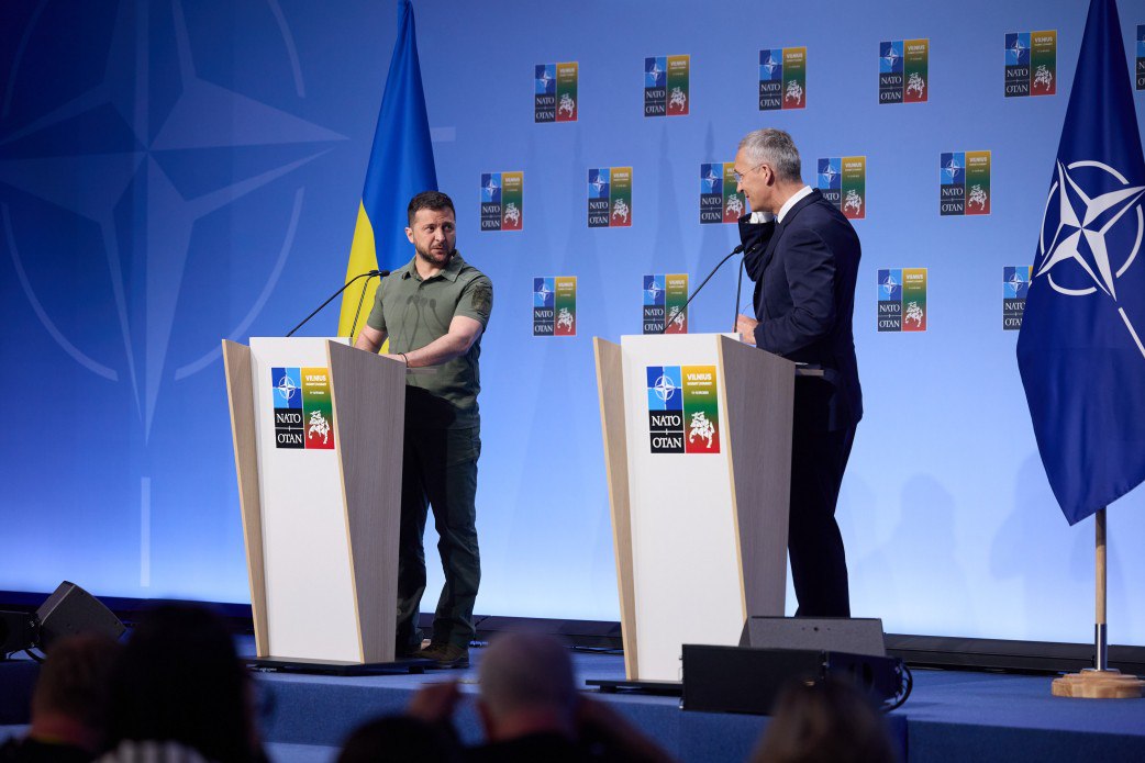Володимир Зеленський та генсек НАТО Єнс Столтенберг (праворуч) розійшлися на думці з приводу запрошення України до Альянсу